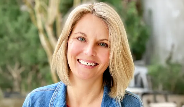 Kelly DyksterhouseHeadshot-edit.png