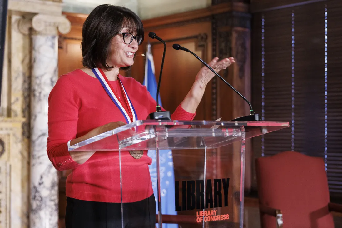 Meg Medina Volemos.jpg