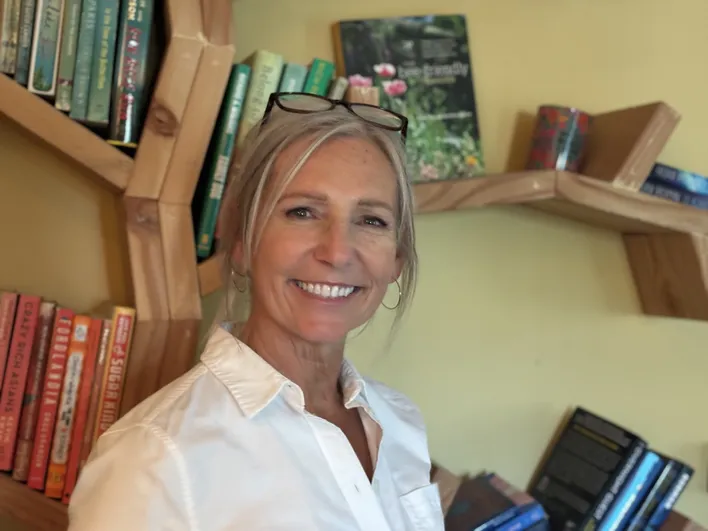 Tomi Author Photo5 - tomi rues.jpg
