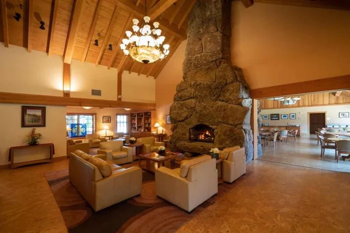 rl_interior_fireplace.jpg