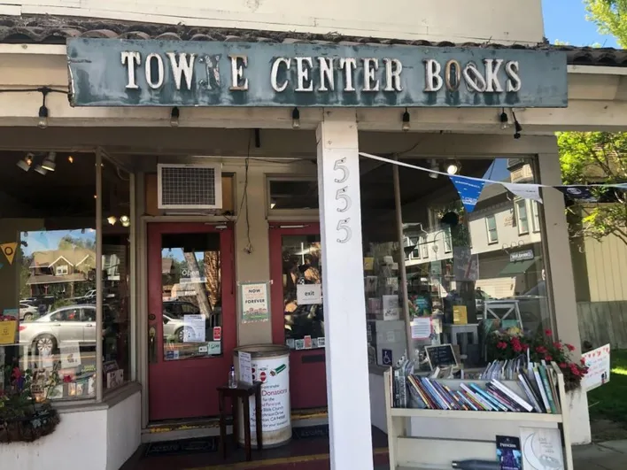 towne-center-books-900x675.jpg